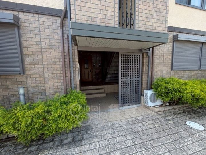 レシェンテ茨木 F棟の玄関
