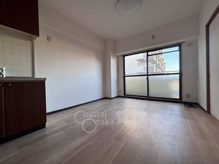 大阪府摂津市一津屋2丁目の賃貸マンションの居間