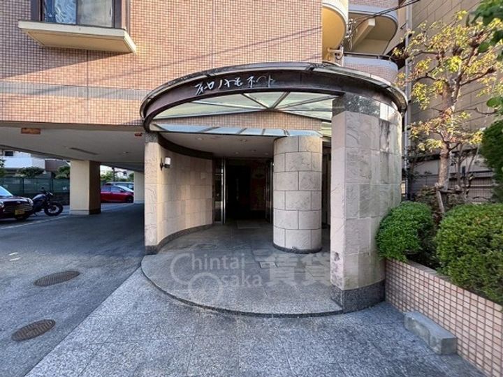 大阪府摂津市一津屋2丁目の賃貸マンションの玄関