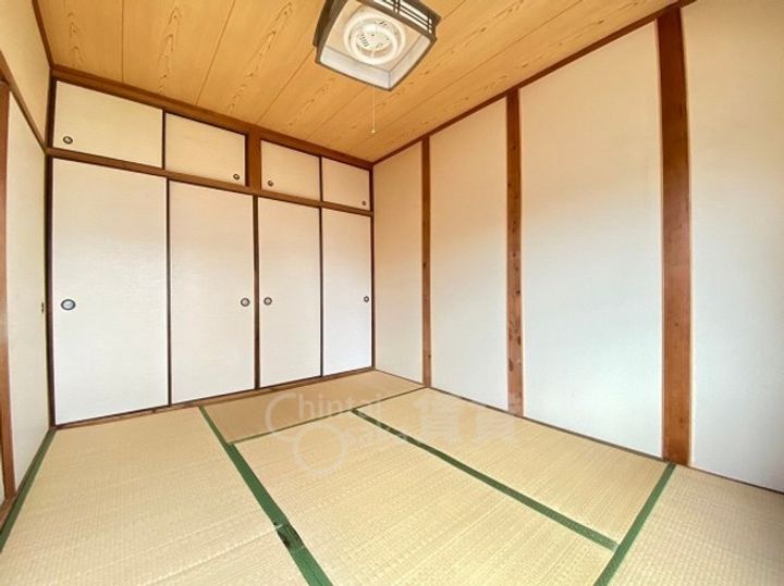 八番館の居間