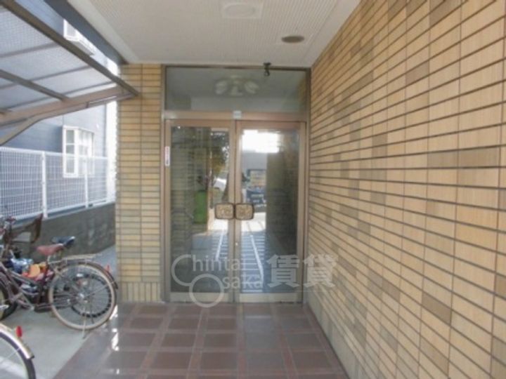 大阪府茨木市鮎川4丁目の賃貸マンションの玄関