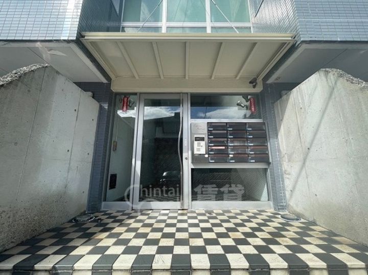 大阪府池田市石橋2丁目の賃貸マンションの玄関