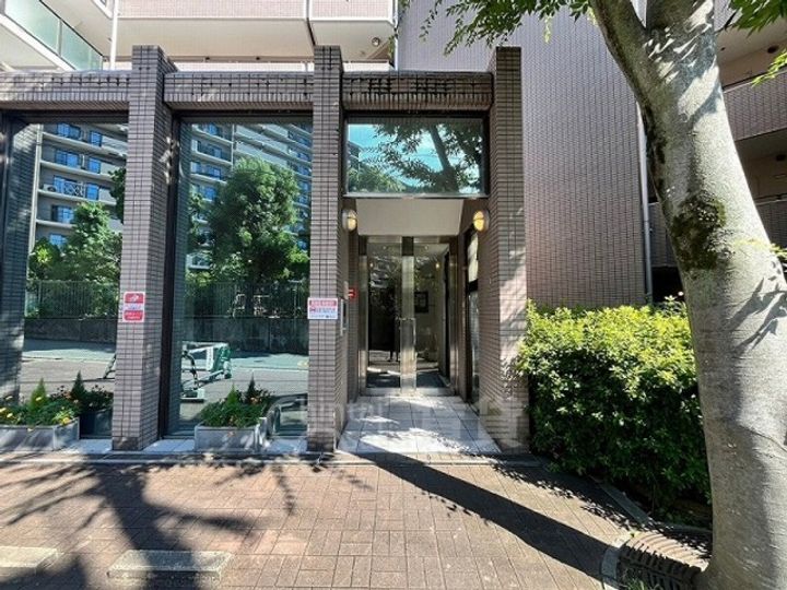 大阪府吹田市千里山竹園1丁目の賃貸マンションの玄関