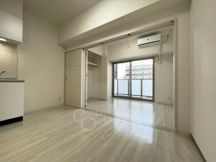 大阪府吹田市南吹田5丁目の賃貸マンションの居間