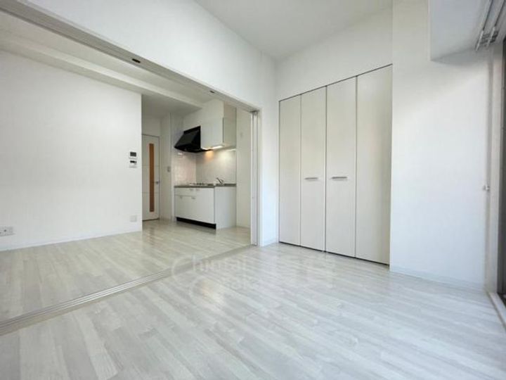 大阪府吹田市南吹田5丁目の賃貸マンションの居間