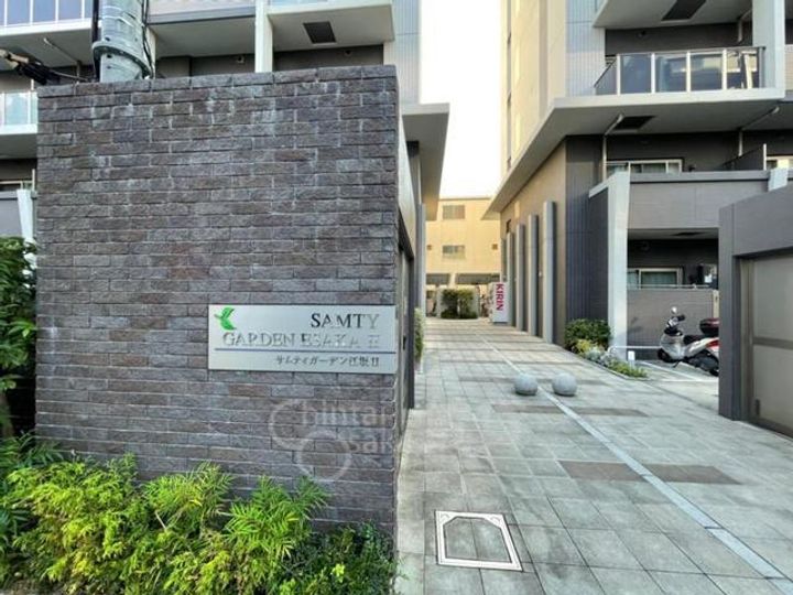 大阪府吹田市南吹田5丁目の賃貸マンションの玄関