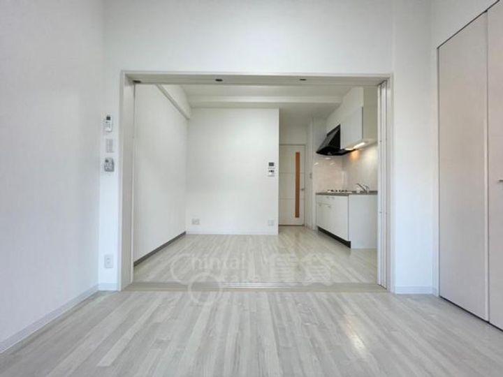 大阪府吹田市南吹田5丁目の賃貸マンションの居間