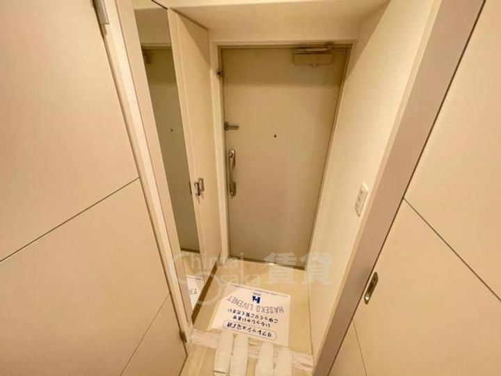 大阪府吹田市南吹田5丁目の賃貸マンションの玄関