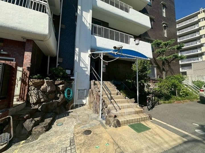 千里山グランドハイツの玄関