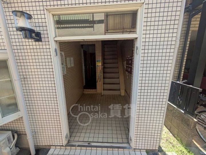 大阪府摂津市正雀4丁目の賃貸マンションの玄関