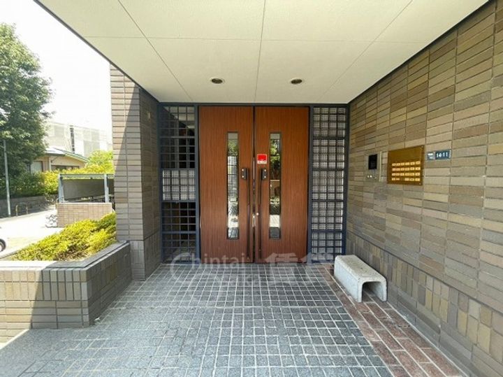 大阪府吹田市千里山西2丁目の賃貸マンションの玄関