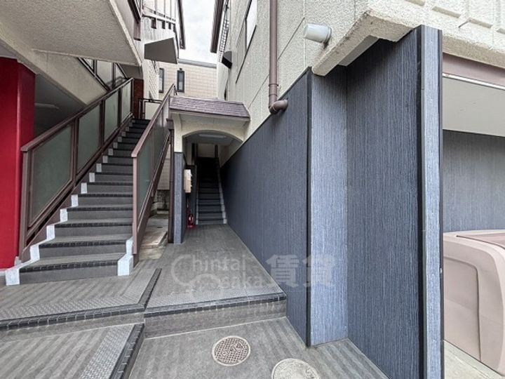 沢良宜東薩摩マンション2号棟の玄関