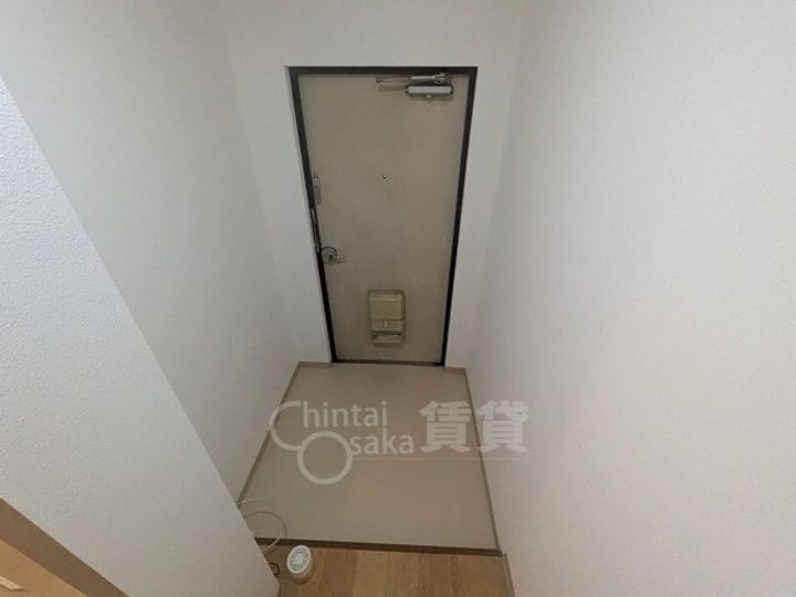 沢良宜東薩摩マンション2号棟の玄関