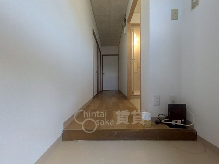 沢良宜東薩摩マンション2号棟の玄関