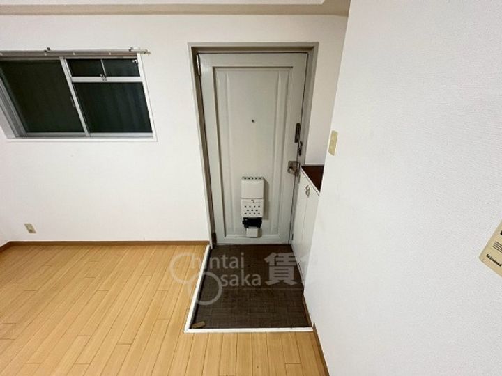 大阪府池田市神田1丁目の賃貸マンションの玄関