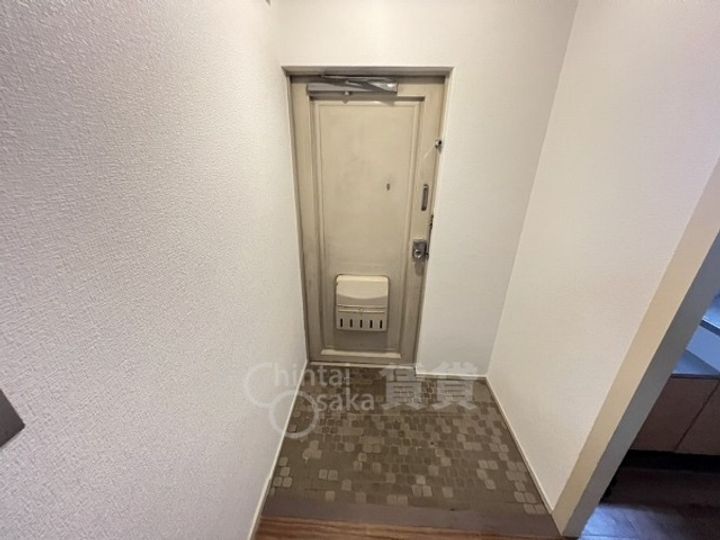 大阪府豊中市岡上の町4丁目の賃貸マンションの玄関