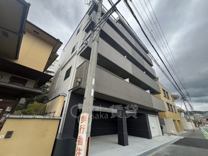 兵庫県川西市寺畑2丁目の賃貸マンションの外観