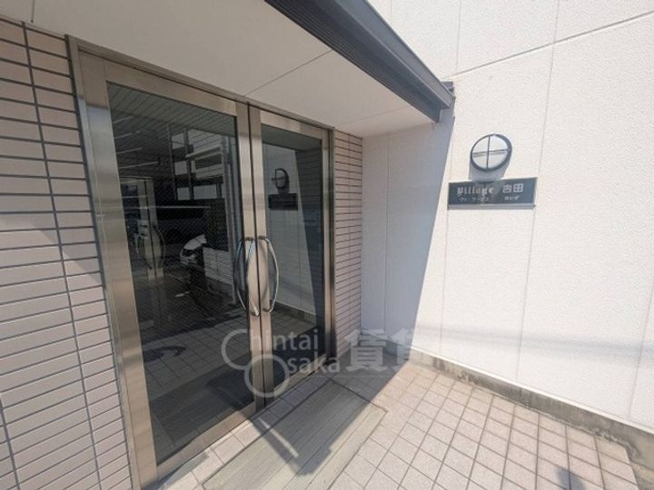 ヴィ・ラージュ吉田の玄関