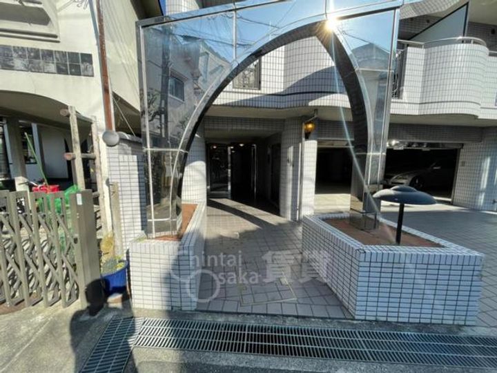 大阪府豊中市螢池北町1丁目の賃貸マンションの玄関