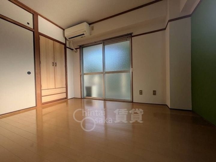 山本マンションの居間