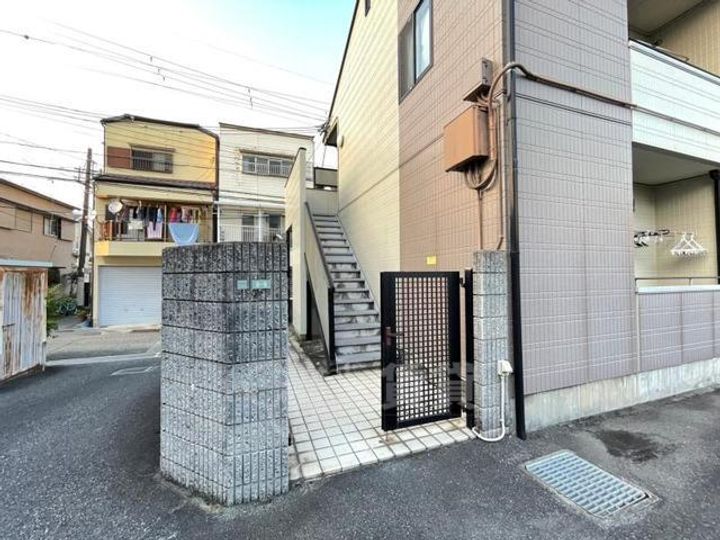 美園町アネックスの玄関