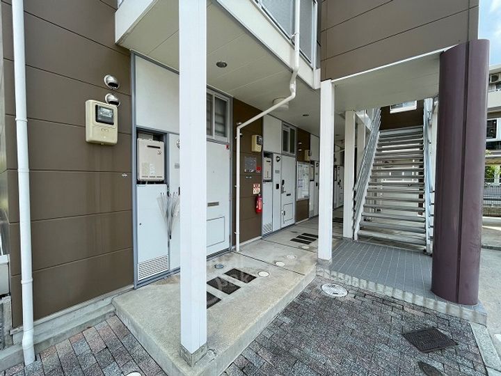 大阪府吹田市青葉丘南の賃貸アパートの玄関