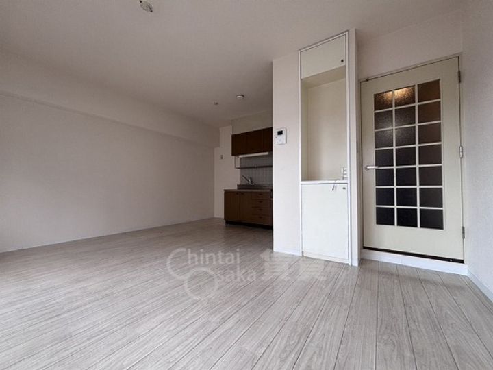 大阪府茨木市真砂3丁目の賃貸マンションの居間