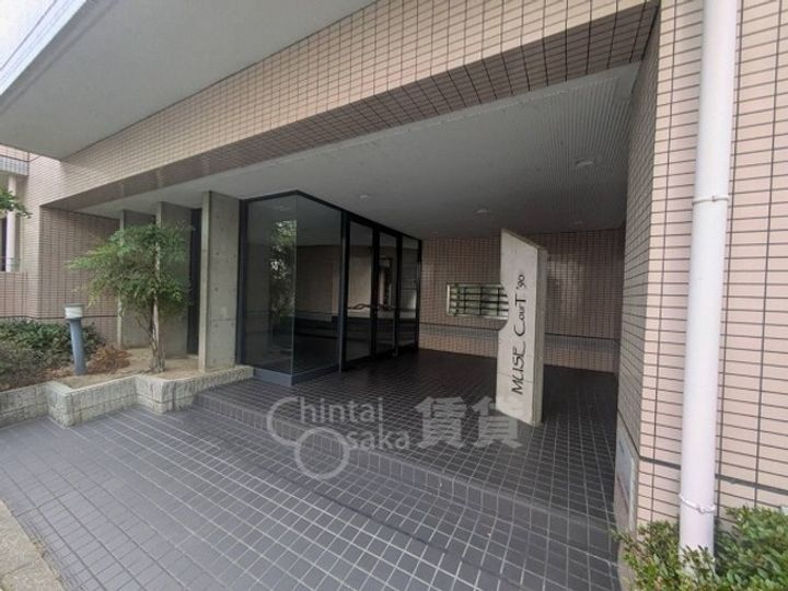 大阪府茨木市真砂3丁目の賃貸マンションの玄関