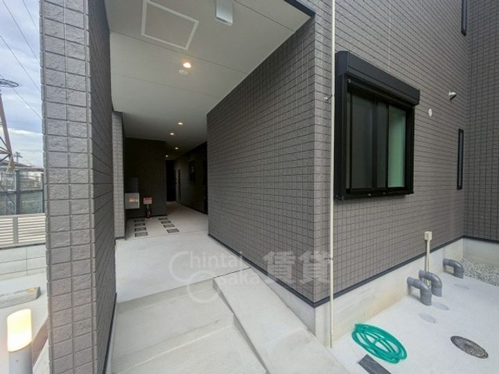 大阪府茨木市郡山2丁目の賃貸アパートの玄関
