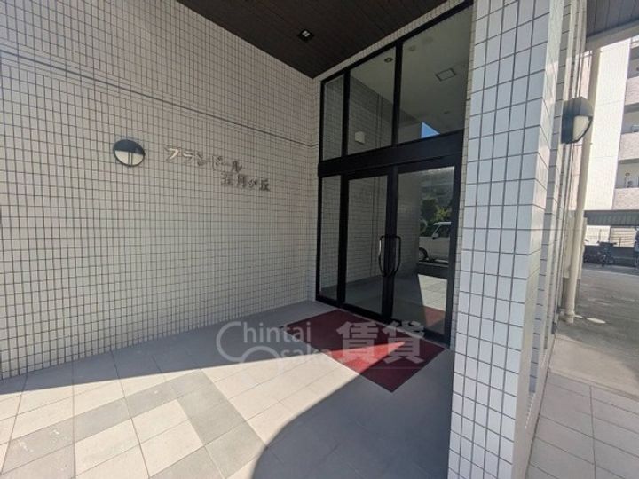大阪府吹田市五月が丘東の賃貸マンションの玄関