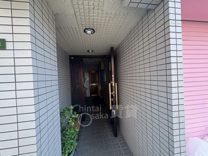 大阪府大阪市東淀川区淡路5丁目の賃貸マンションの玄関