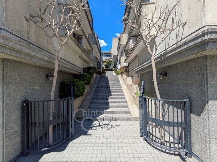 大阪府茨木市南春日丘3丁目の賃貸マンションの玄関