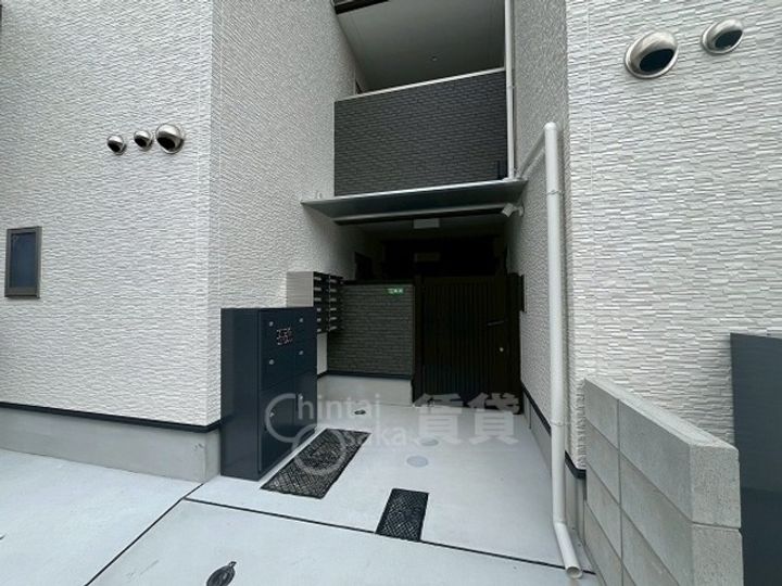 兵庫県川西市小花1丁目の賃貸アパートの玄関