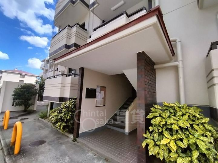大阪府箕面市小野原東5丁目の賃貸マンションの玄関