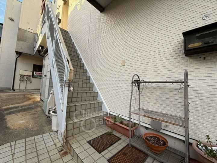 大阪府豊中市柴原町3丁目の賃貸アパートの玄関