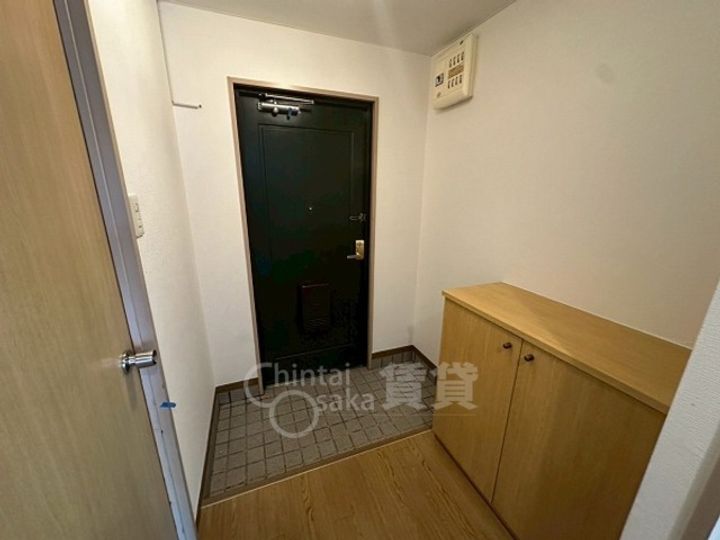 大阪府池田市神田2丁目の賃貸マンションの玄関