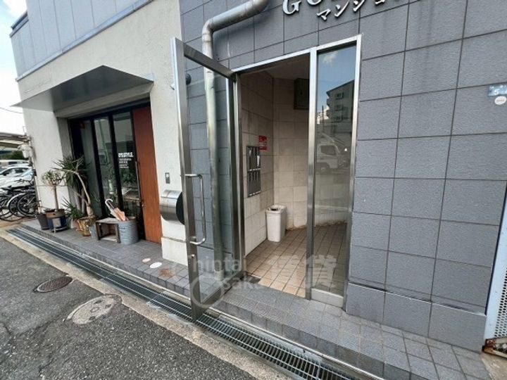 大阪府豊中市穂積1丁目の賃貸マンションの玄関