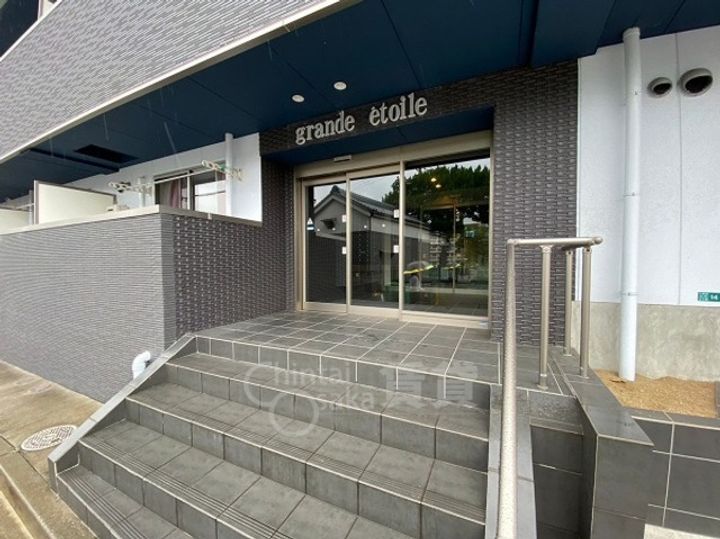 兵庫県川西市火打2丁目の賃貸マンションの玄関
