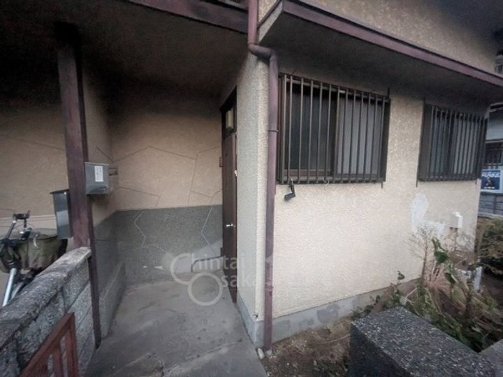大阪府茨木市鮎川1丁目(一戸建)の賃貸物件の玄関