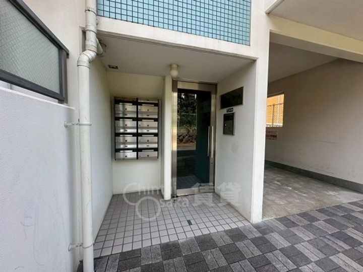 大阪府吹田市山手町3丁目の賃貸マンションの玄関