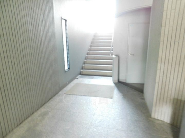 大阪府箕面市小野原東1丁目の賃貸マンションの玄関
