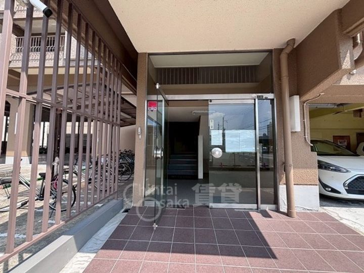 寿マンションの玄関