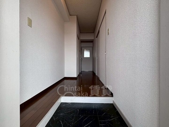 大阪府摂津市鶴野4丁目の賃貸マンションの玄関