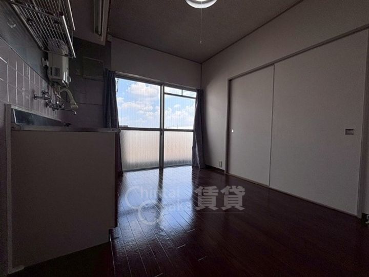 大阪府摂津市鶴野4丁目の賃貸マンションの居間