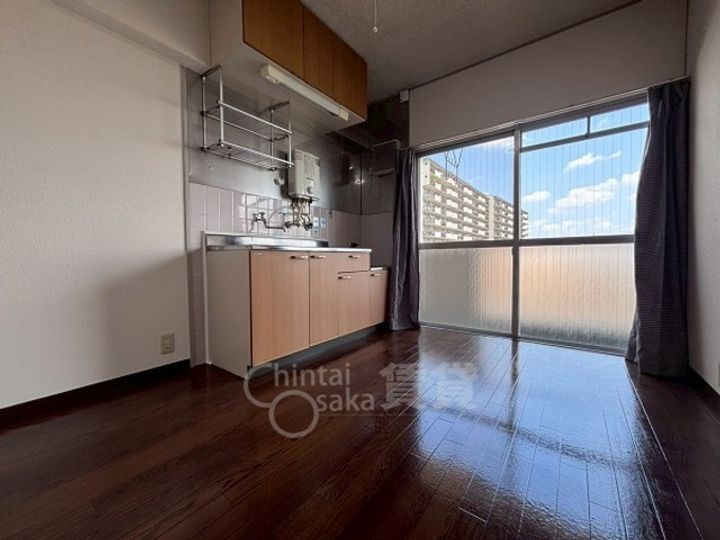 大阪府摂津市鶴野4丁目の賃貸マンションの居間