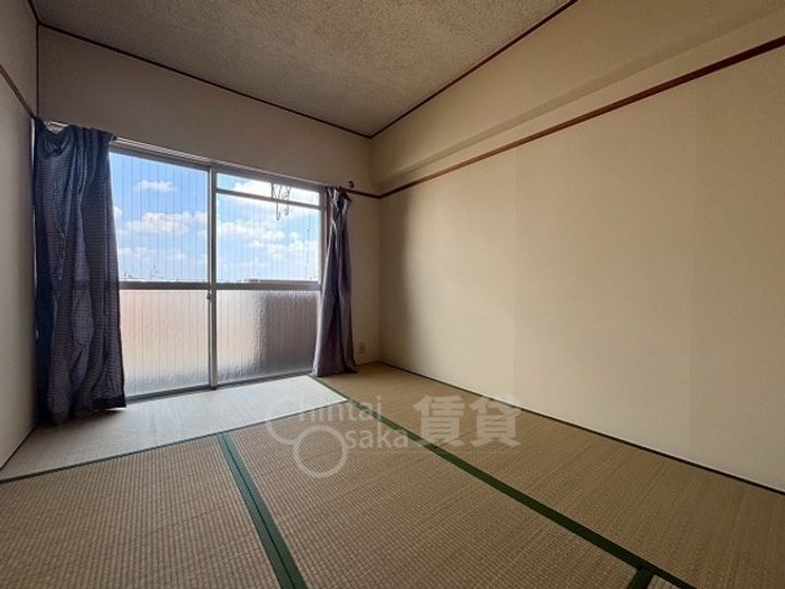 大阪府摂津市鶴野4丁目の賃貸マンションの居間