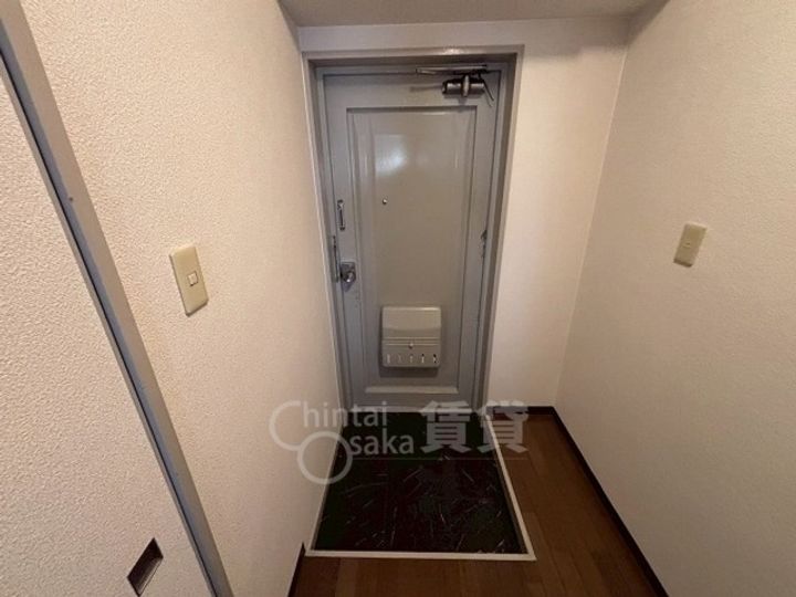 大阪府摂津市鶴野4丁目の賃貸マンションの玄関
