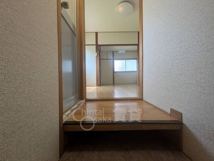 大阪府茨木市庄1丁目の賃貸アパートの玄関