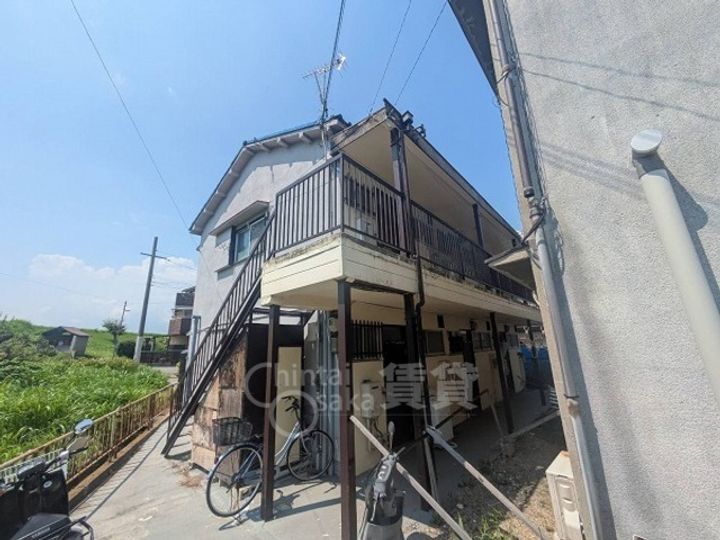 大阪府茨木市庄1丁目の賃貸アパートの外観