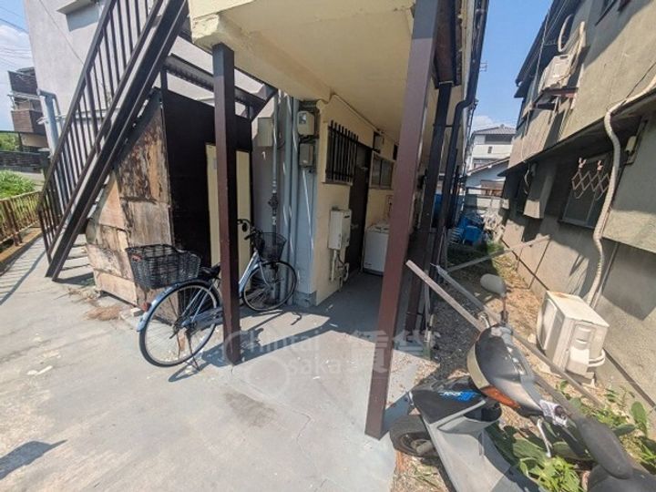 大阪府茨木市庄1丁目の賃貸アパートの玄関